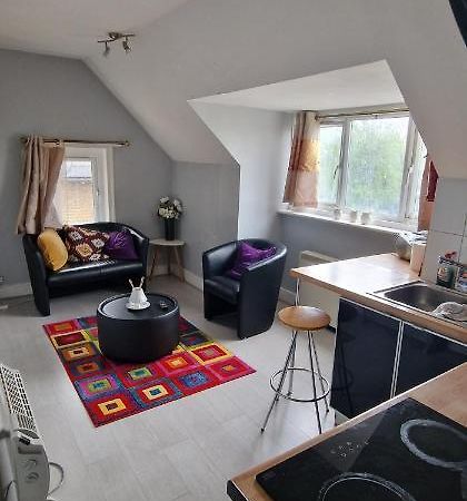 Cosy 2 Bedroom Flat - Sleeps 6 People - Close To Lewisham Dlr/Train Station ロンドン エクステリア 写真