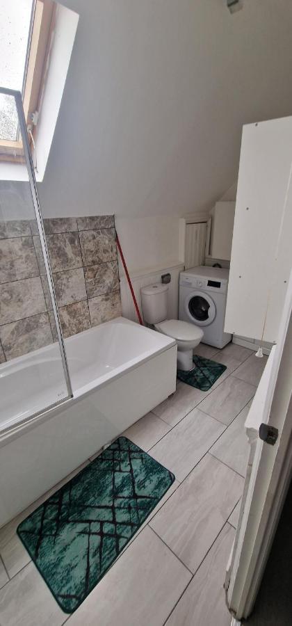 Cosy 2 Bedroom Flat - Sleeps 6 People - Close To Lewisham Dlr/Train Station ロンドン エクステリア 写真